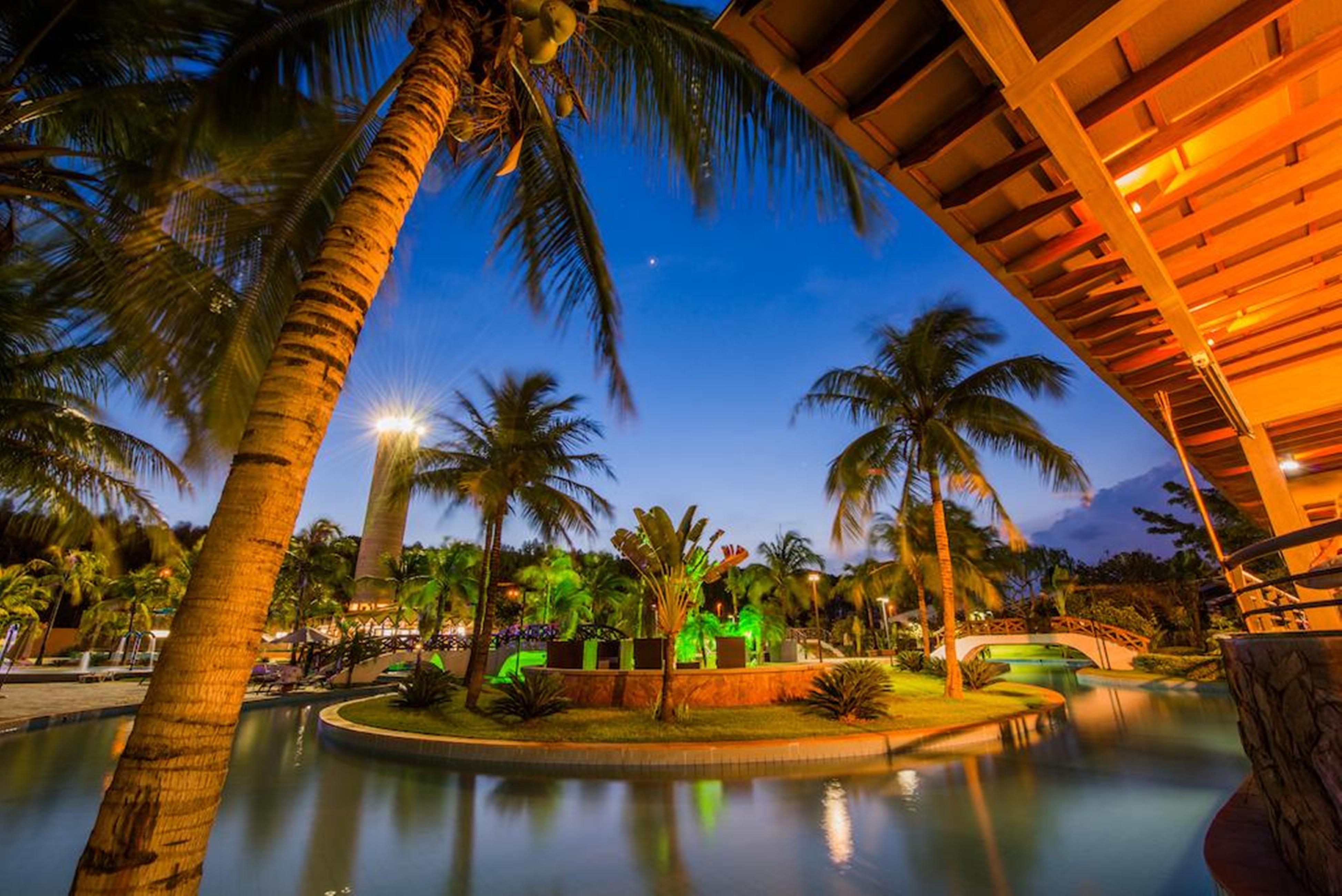Blue Tree Thermas De Lins Resort Esterno foto The resort at night