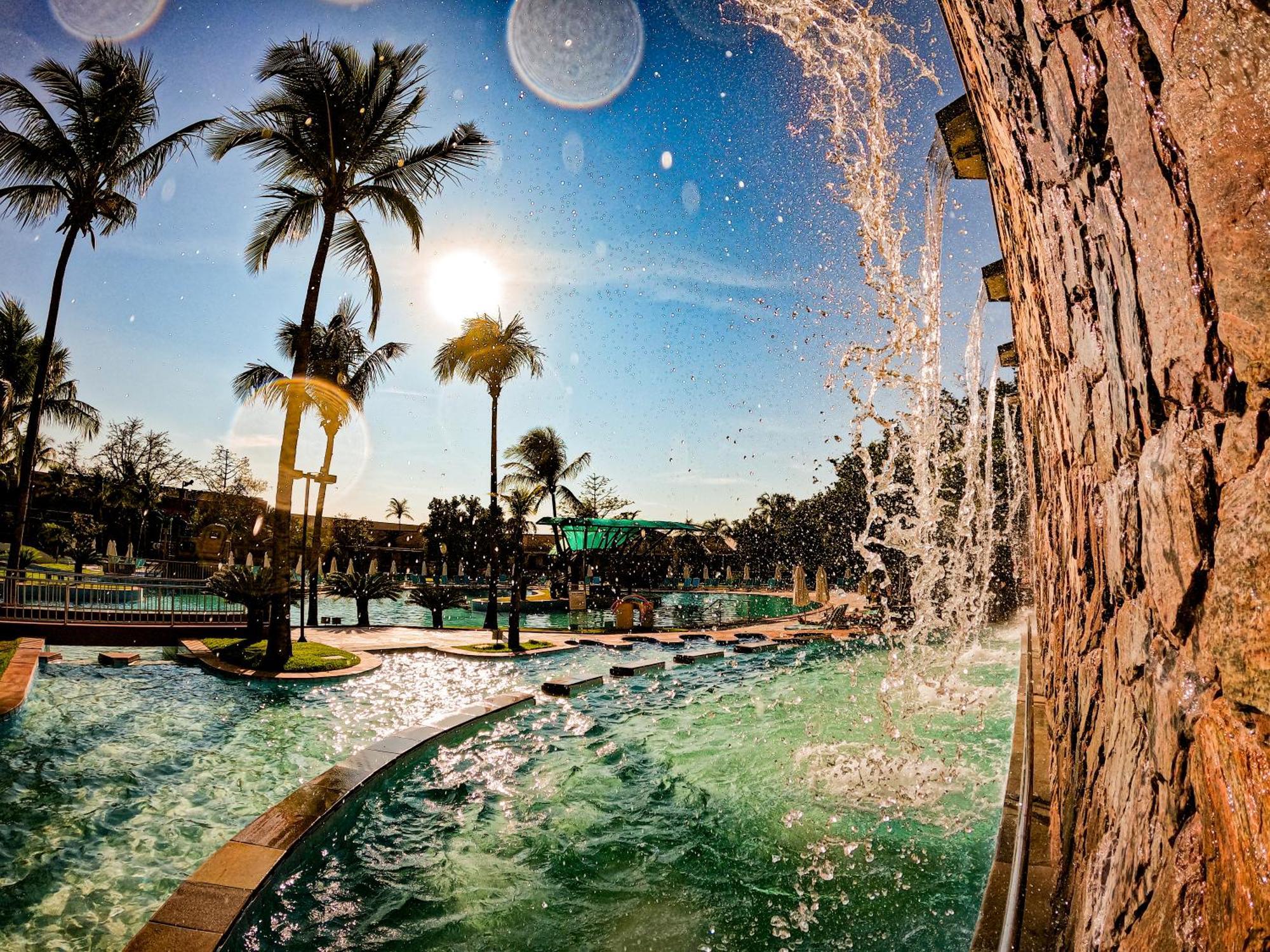 Blue Tree Thermas De Lins Resort Esterno foto The resort's lagoon