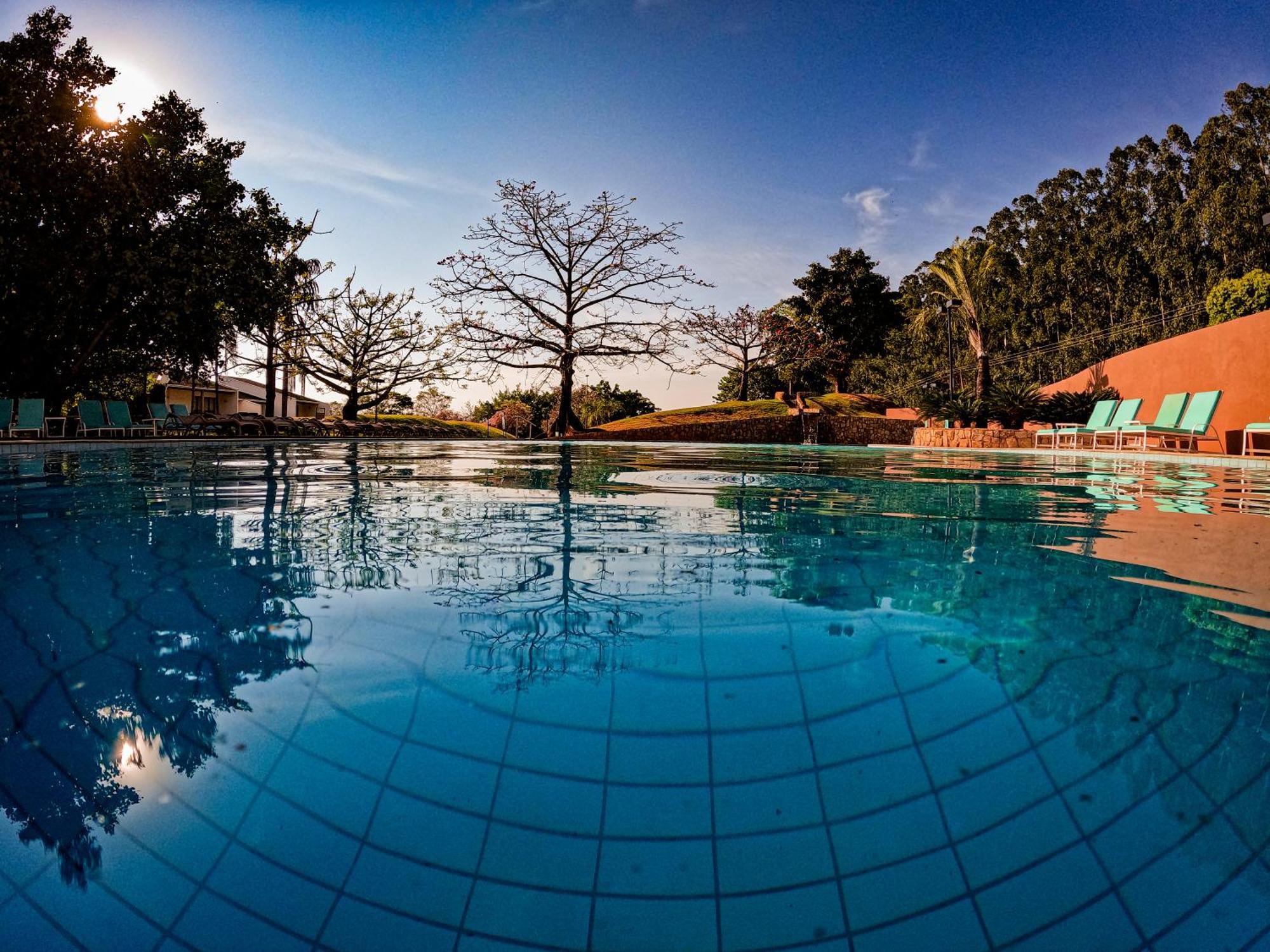 Blue Tree Thermas De Lins Resort Esterno foto The swimming pool at the resort