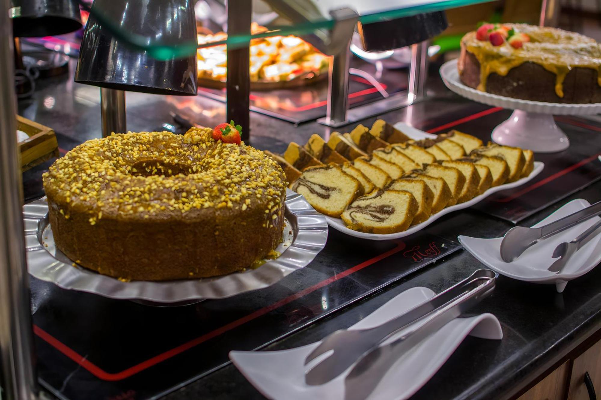 Blue Tree Thermas De Lins Resort Esterno foto A dessert buffet