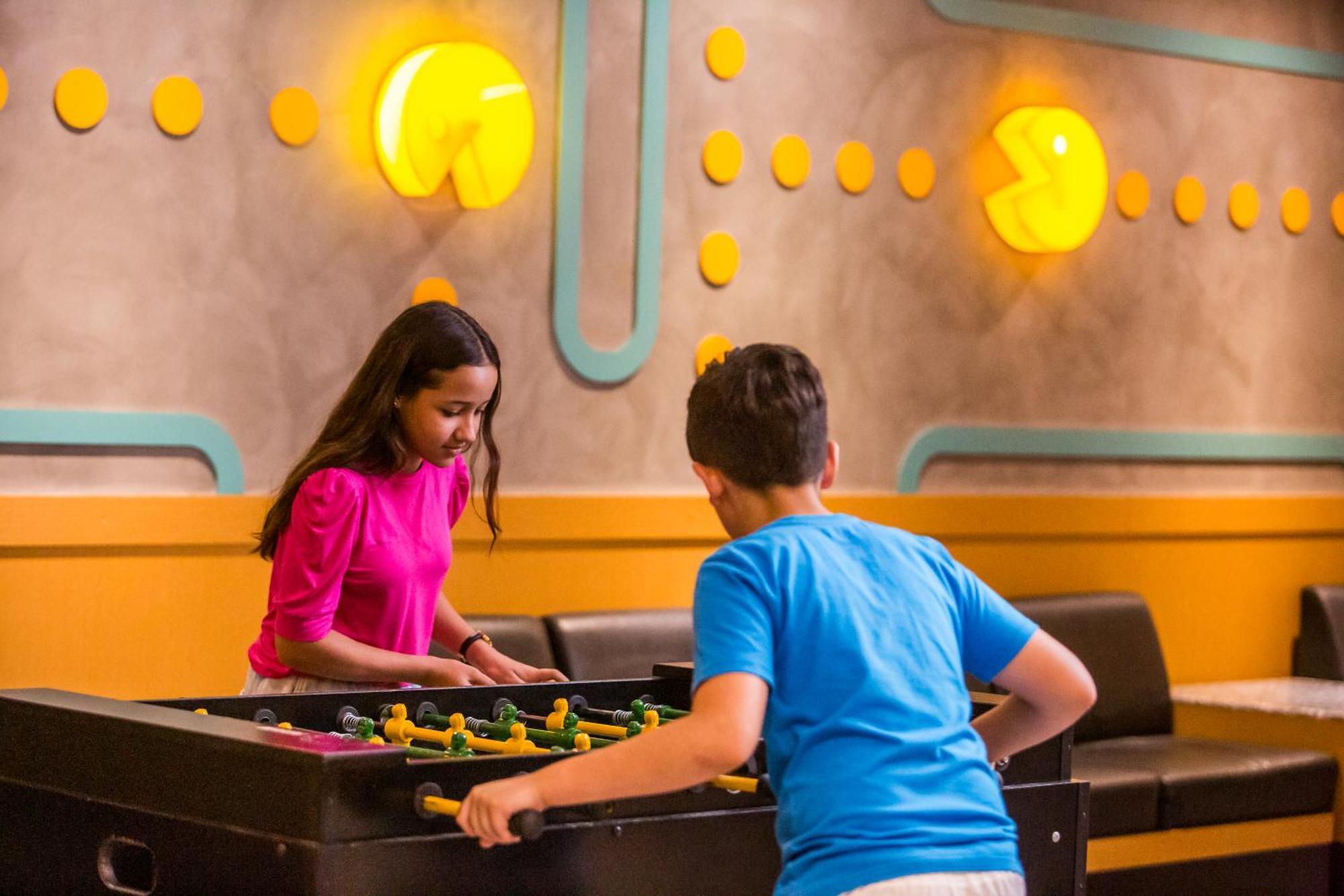 Blue Tree Thermas De Lins Resort Esterno foto Two children playing table football