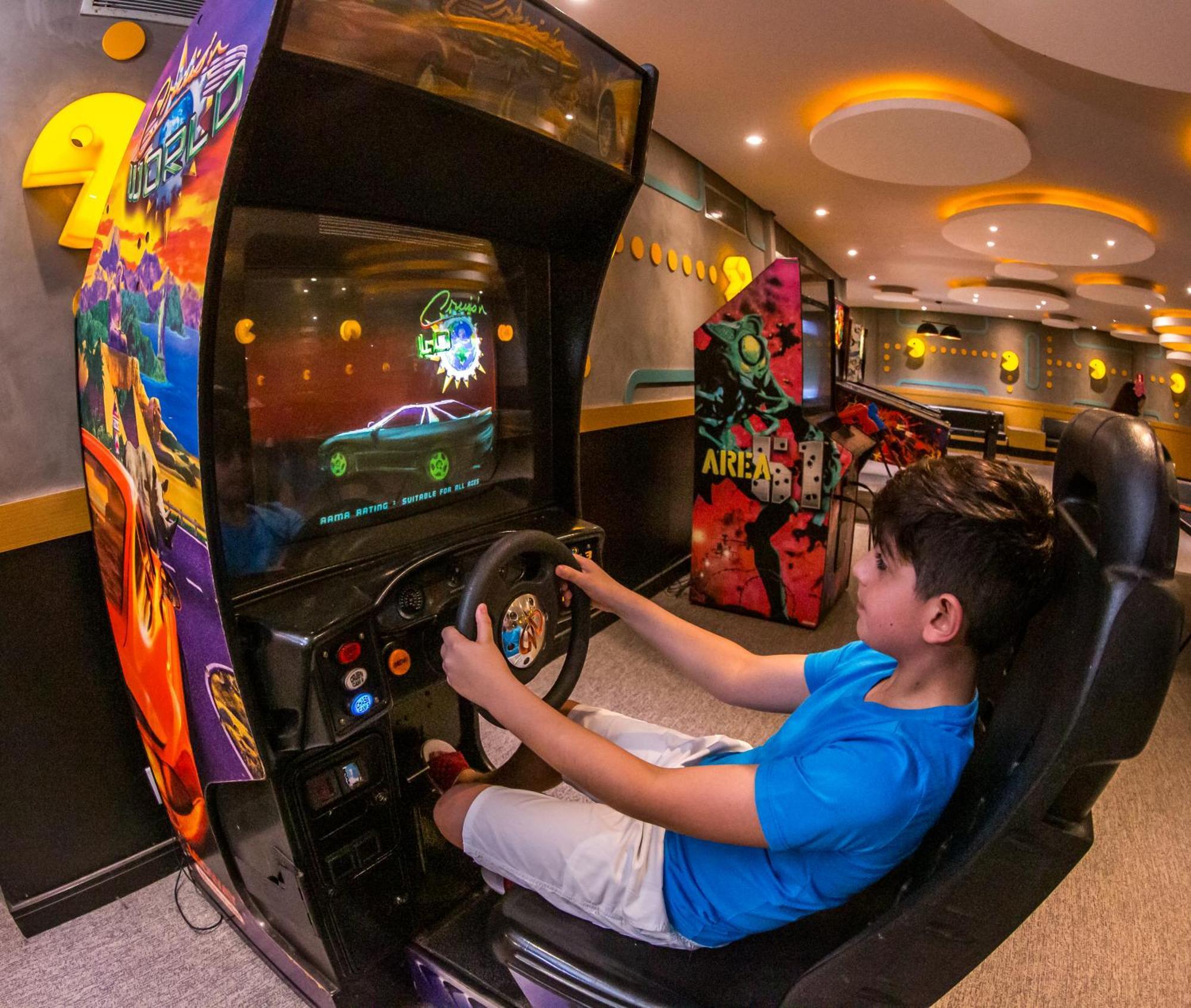 Blue Tree Thermas De Lins Resort Esterno foto A child playing a racing game