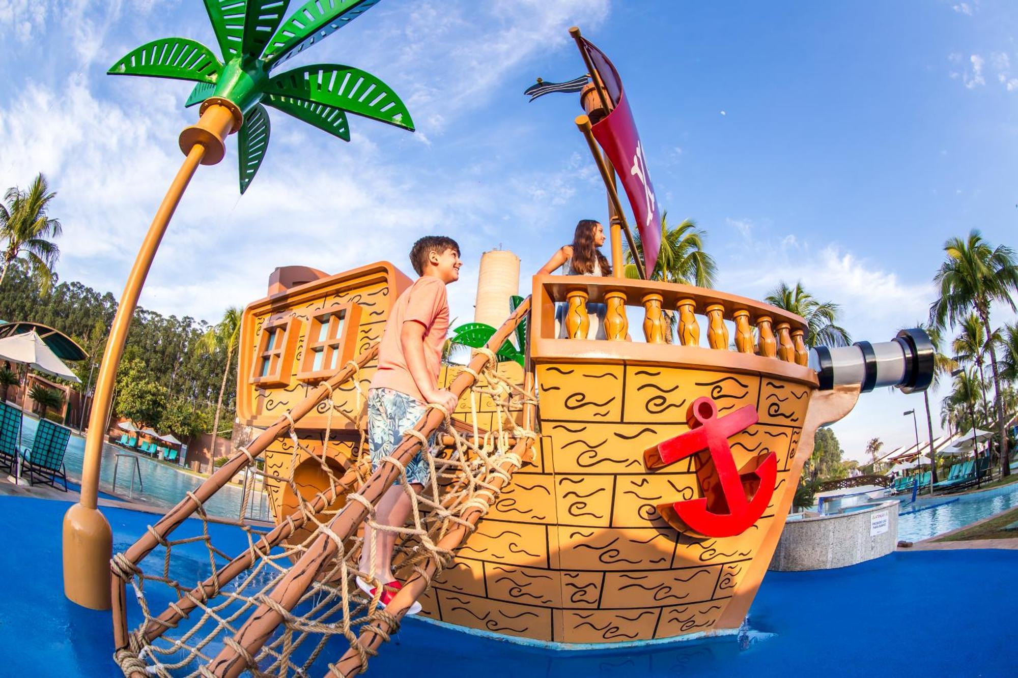 Blue Tree Thermas De Lins Resort Esterno foto The pirate ship at the Splash Zone