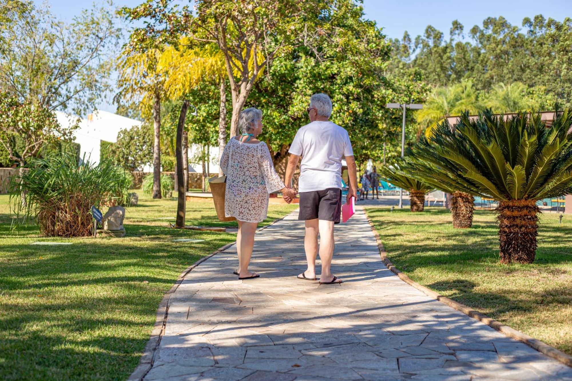 Blue Tree Thermas De Lins Resort Esterno foto A couple walking in a park