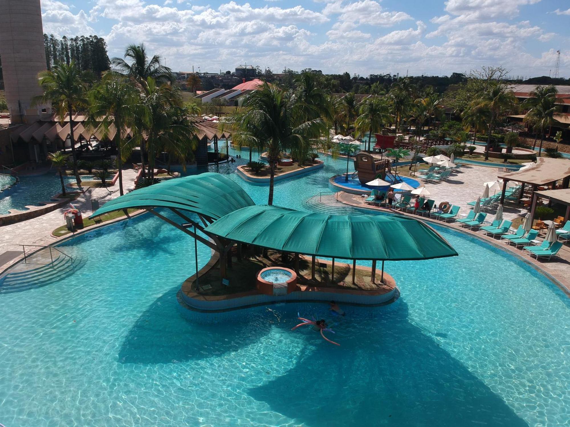 Blue Tree Thermas De Lins Resort Esterno foto The swimming pool at the Hard Rock Hotel