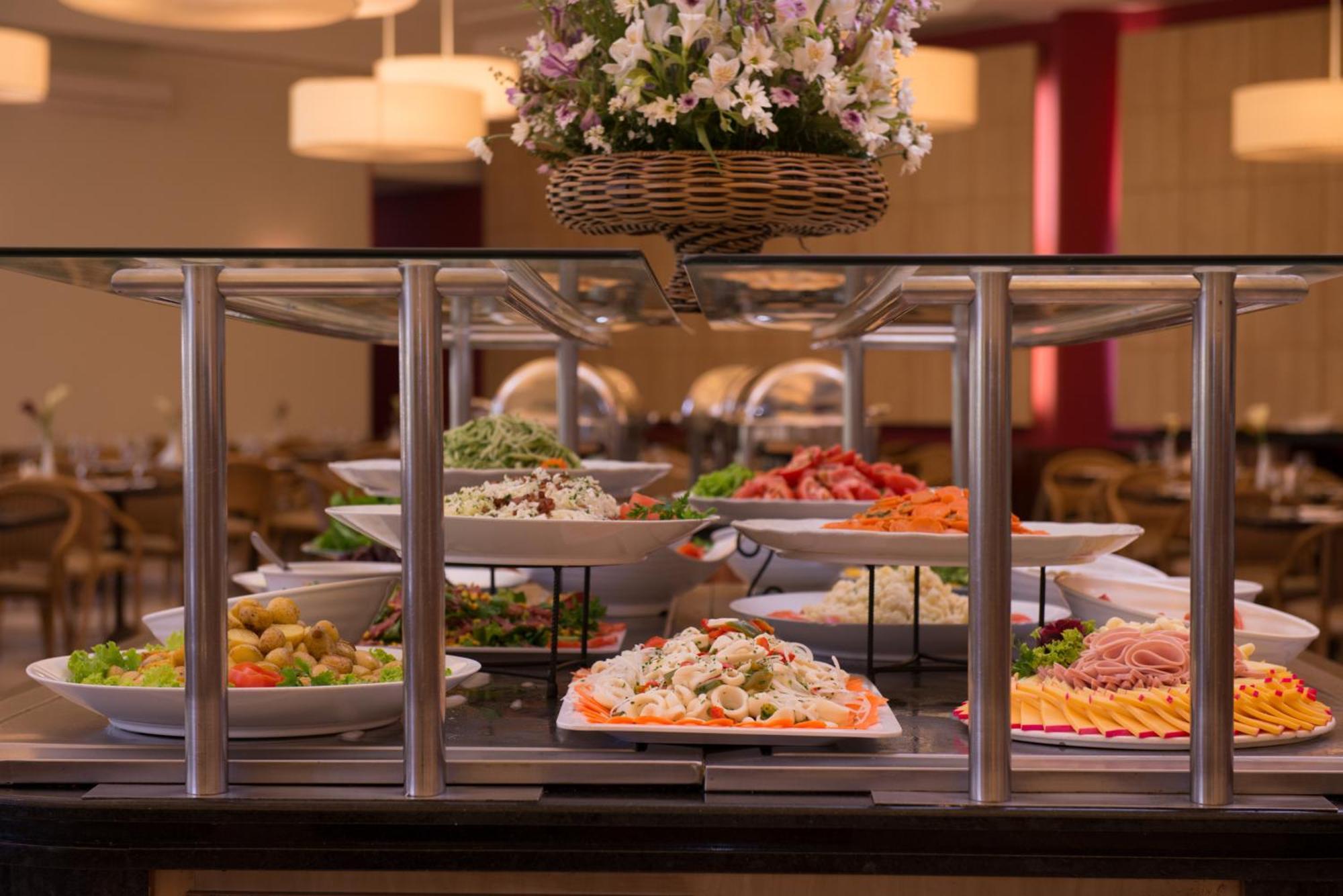 Blue Tree Thermas De Lins Resort Esterno foto A buffet at a hotel