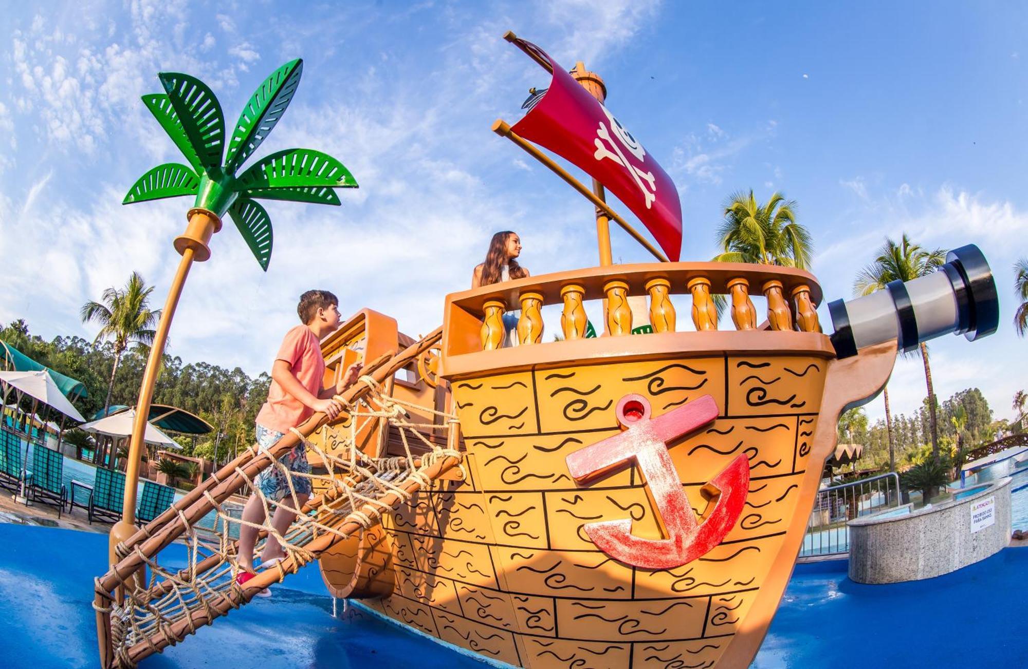 Blue Tree Thermas De Lins Resort Esterno foto The pirate ship at Wet'n'Wild